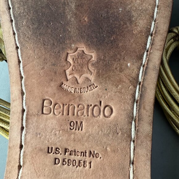 Bernardo Must Sone Pewter Thong Sandals Leather Medallion Embellishment, Size 9 - Picture 9 of 11